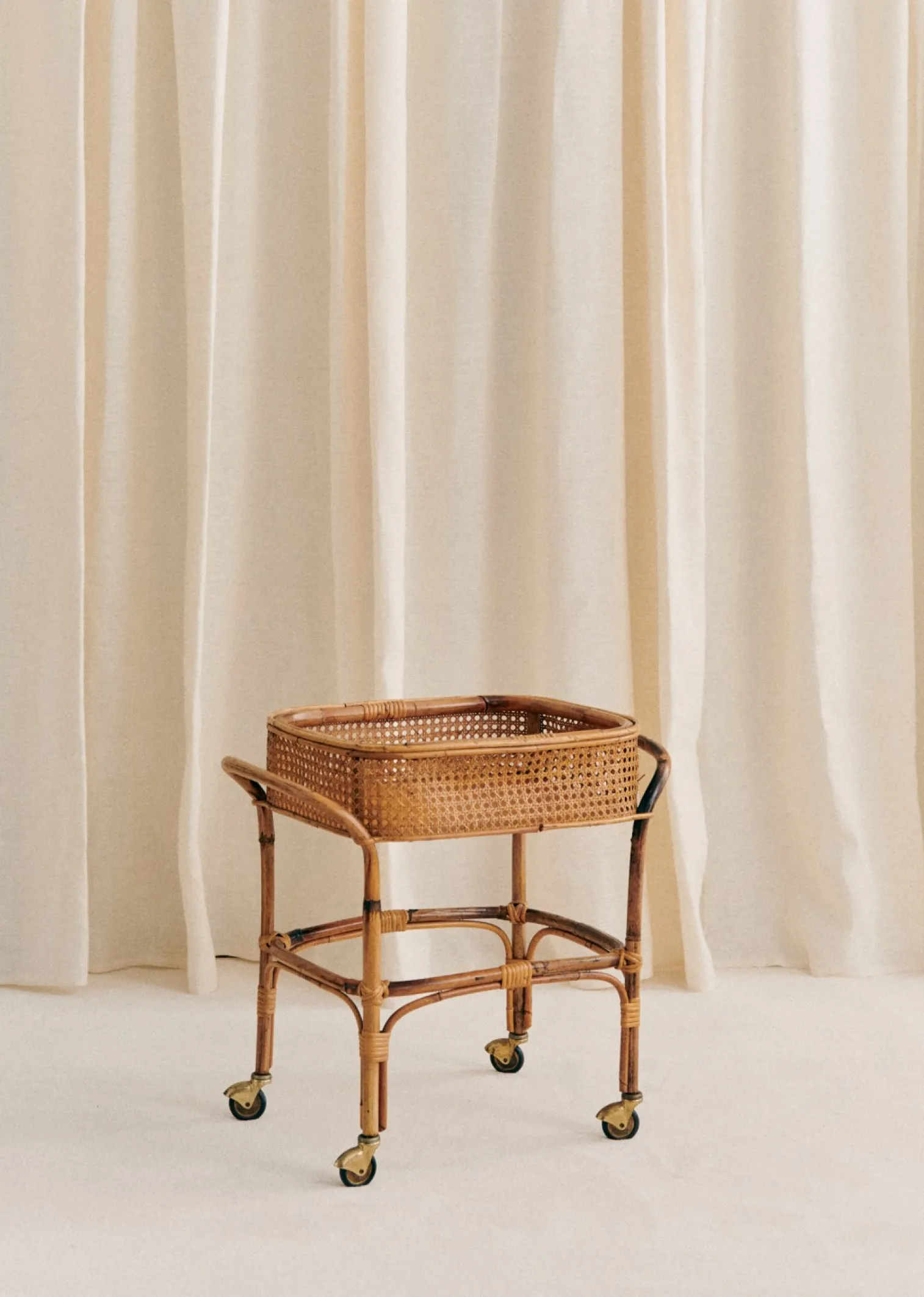 Sezane Desserte En Cannage à Roulettes Vintage- La Sélection Vintage