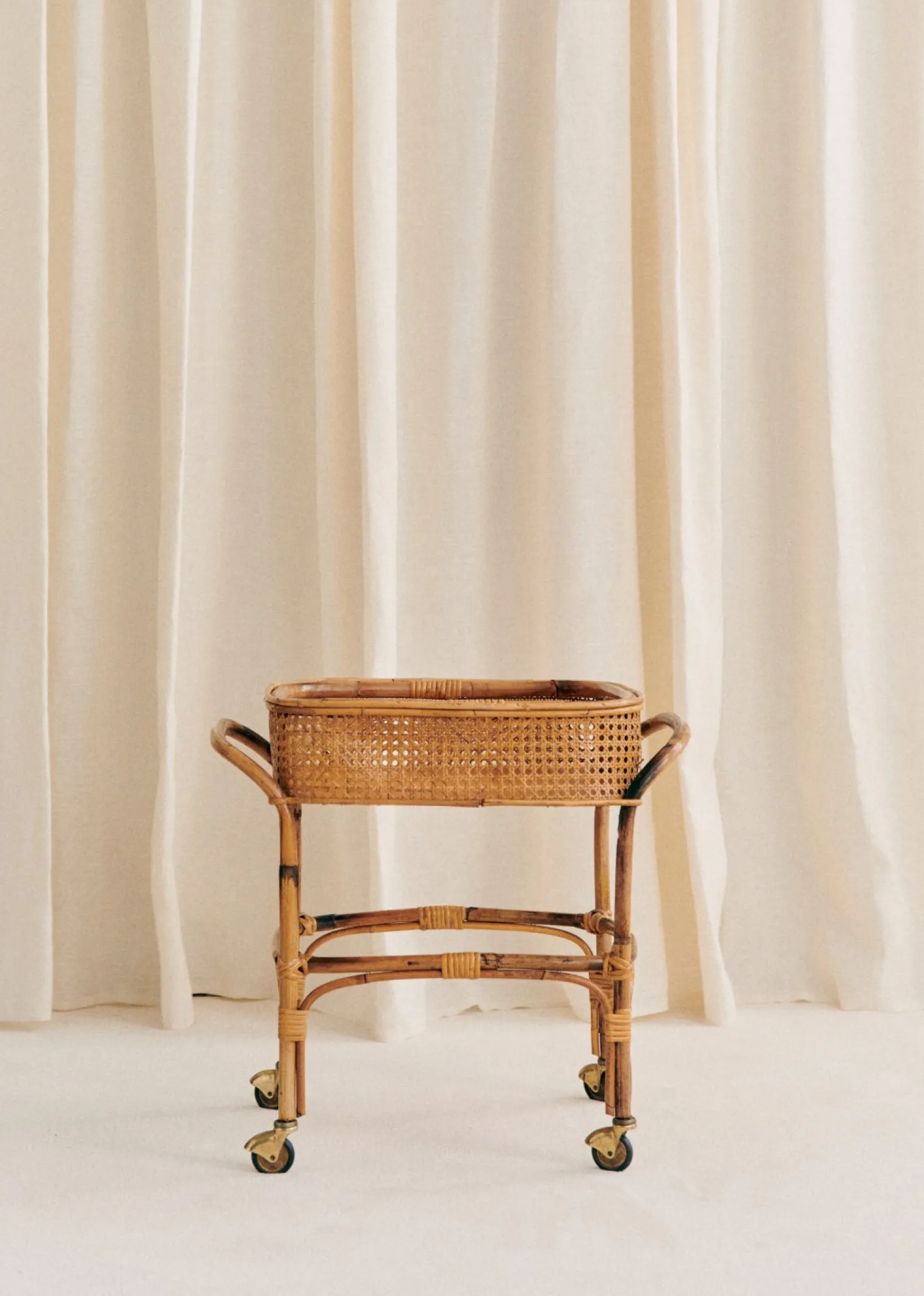 Sezane Desserte En Cannage à Roulettes Vintage- La Sélection Vintage