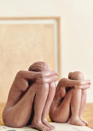 Sezane Sculpture Guénolée Courcoux - Femme Assise Grand Modèle- Les Invités